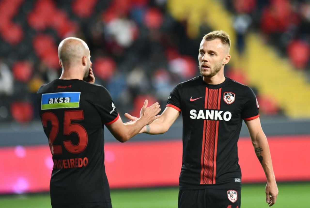 Alexandru Maxim a ajuns la 100 de meciuri pentru Gaziantep. Cum a fost marcat momentul înaintea partidei din Cupă_9