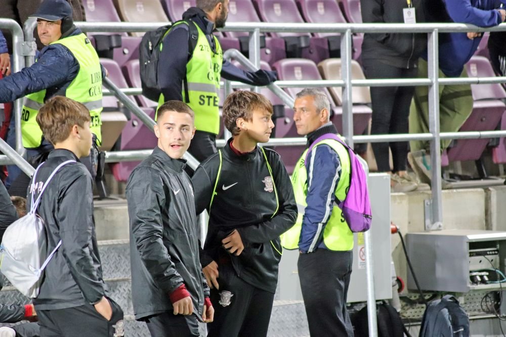 Cu familia la derby! Băieții lui Șucu au fost copii de mingi la meciul cu Farul_10