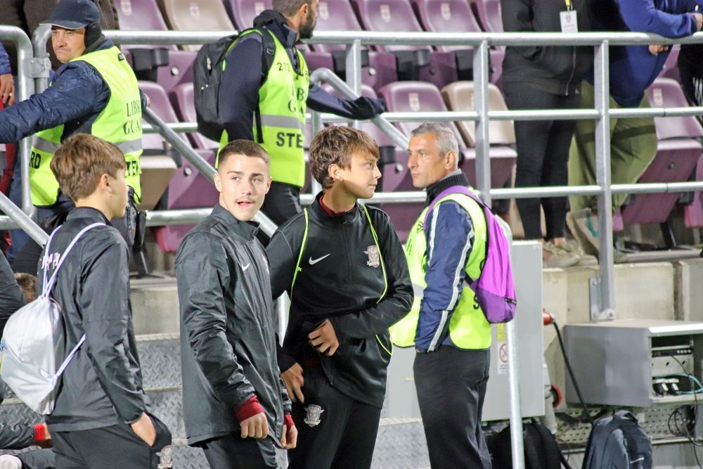 Cu familia la derby! Băieții lui Șucu au fost copii de mingi la meciul cu Farul_10