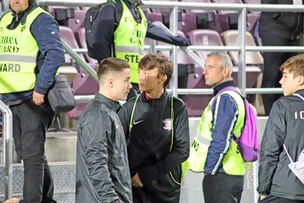 Cu familia la derby! Băieții lui Șucu au fost copii de mingi la meciul cu Farul_11