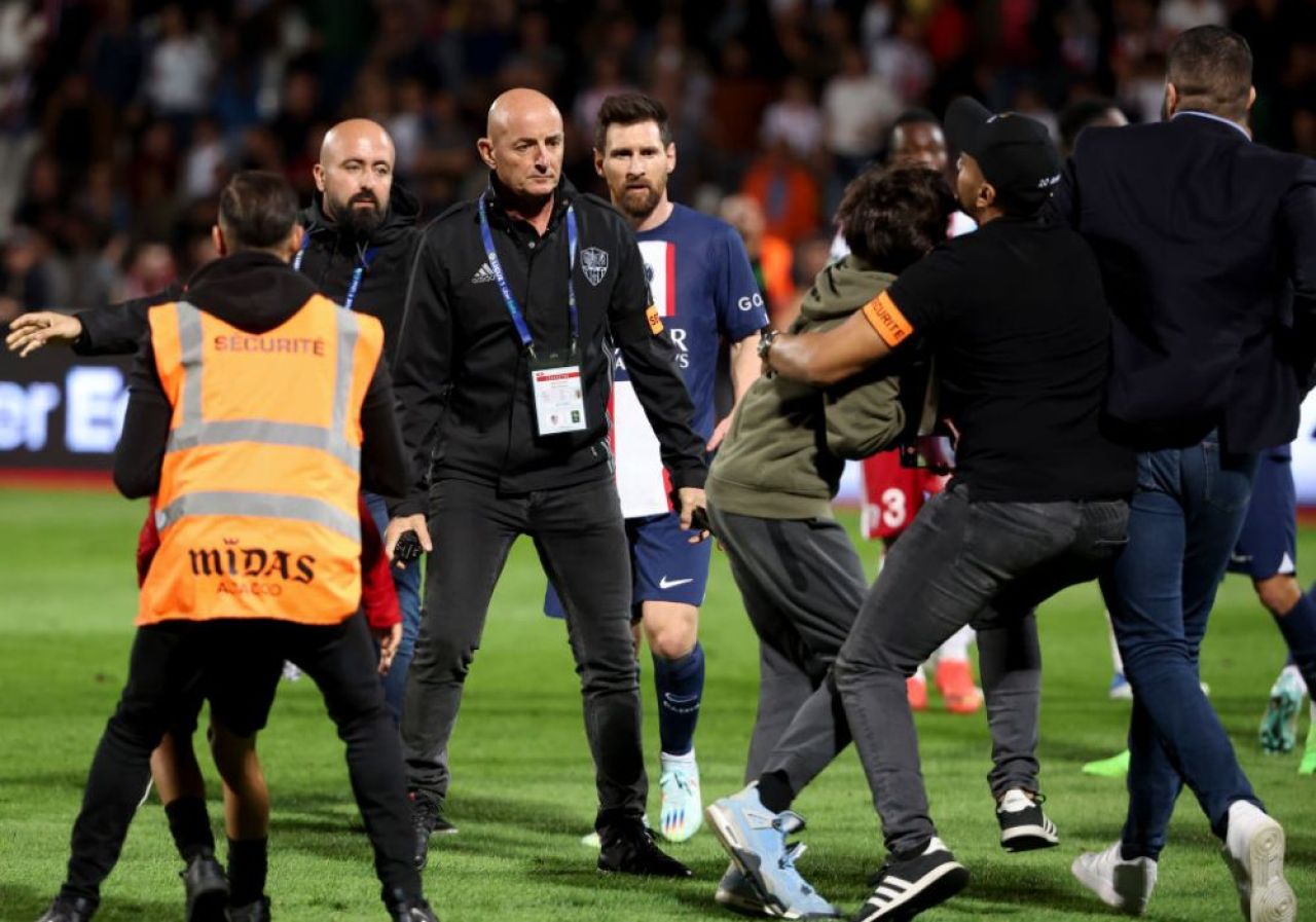 „E incredibil la ce am fost martori!” Rivalii se 'înclină' în fața lui Leo Messi! Trei fani au pătruns pe teren. Cum a reacționat argentinianul _7