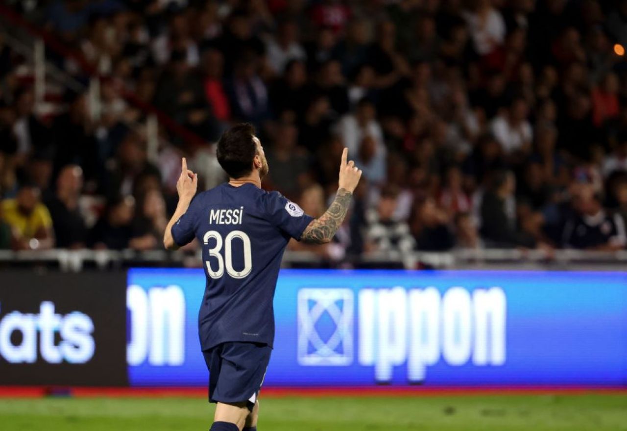 „E incredibil la ce am fost martori!” Rivalii se 'înclină' în fața lui Leo Messi! Trei fani au pătruns pe teren. Cum a reacționat argentinianul _10