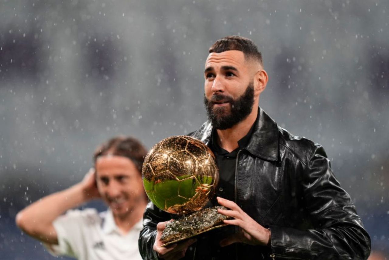 Karim Benzema a prezentat ”Balonul de Aur” pe ”Bernabeu”! Imagini de colecție cu atacantul lui Real Madrid_1