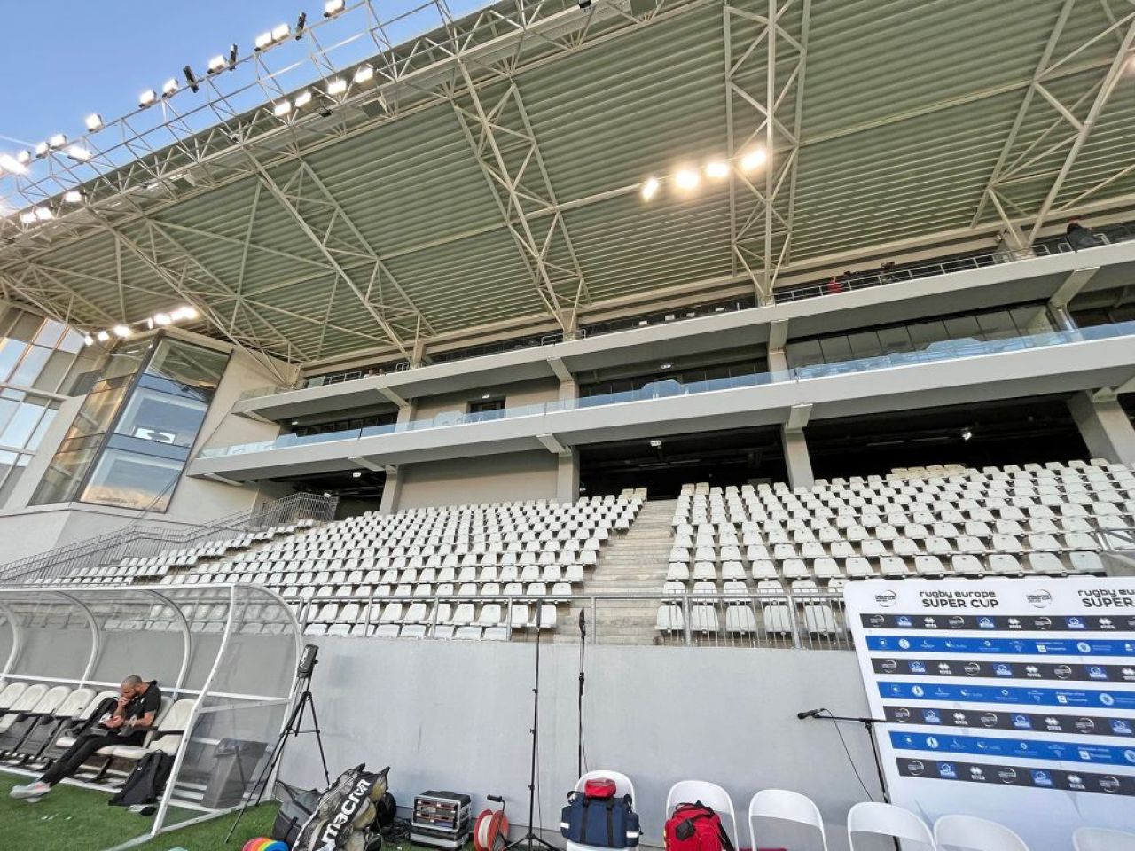 Ce tertip a folosit Federația de Rugby, pentru a părea la TV că sunt mai mulți oameni la meciul Wolves - Black Lion_4