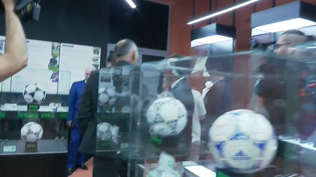 Gică Popescu și-a expus tricourile la Muzeul Fotbalului! „Am 200, am lăsat doar cinci aici” Ce a transmis fotbalistul din Generația de Aur a României_11
