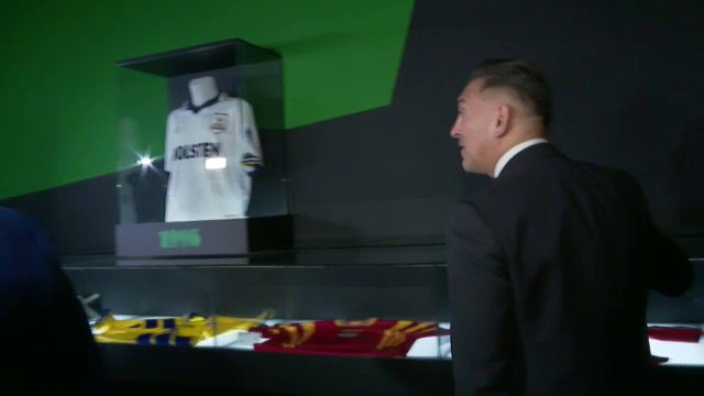 Gică Popescu și-a expus tricourile la Muzeul Fotbalului! „Am 200, am lăsat doar cinci aici” Ce a transmis fotbalistul din Generația de Aur a României_13