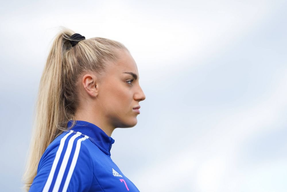 Cea mai frumoasă fotbalistă din lume se gândește să-și schimbe echipa_9