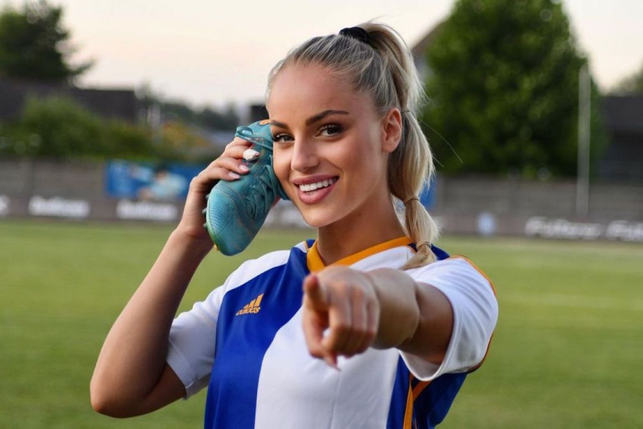 Cea mai frumoasă fotbalistă din lume se gândește să-și schimbe echipa_16