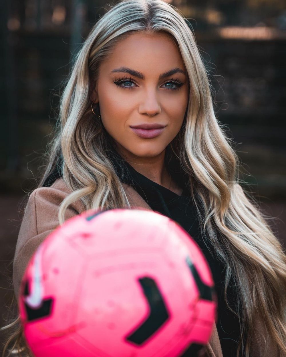 Cea mai frumoasă fotbalistă din lume se gândește să-și schimbe echipa_32