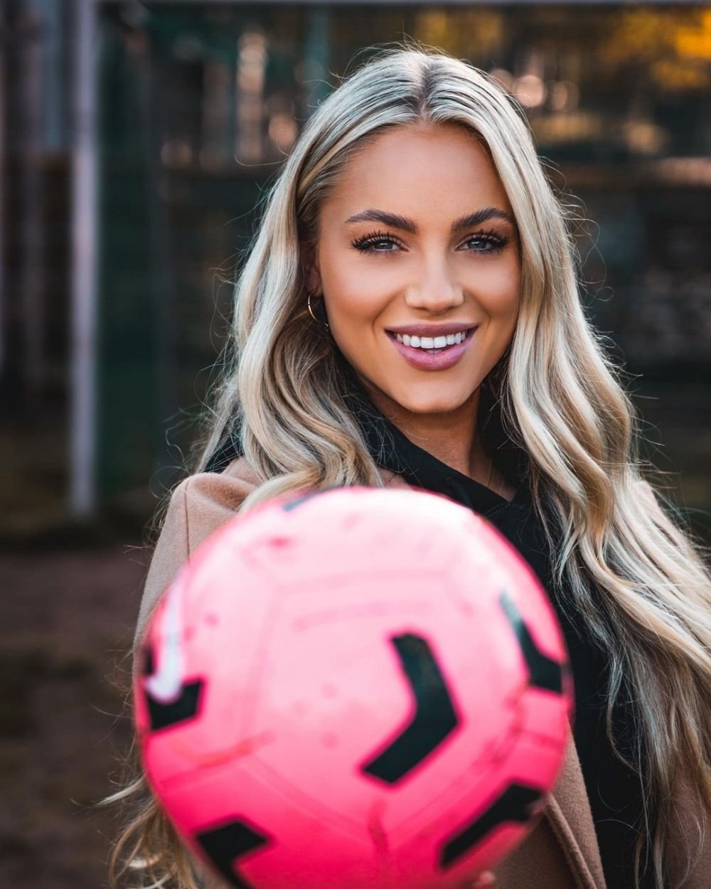 Cea mai frumoasă fotbalistă din lume se gândește să-și schimbe echipa_33