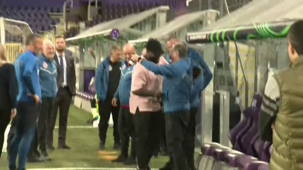 Gnohere i-a vizitat pe cei de la FCSB la Bruxelles! ”Bizonul”, îmbrățisări calde cu cei din staff-ul vicecampioanei_5