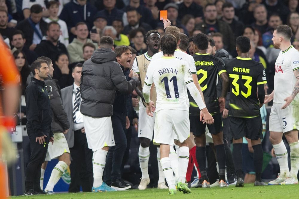 Criză de nervi a lui Antonio Conte în minutul 90+9, la Tottenham - Sporting: 