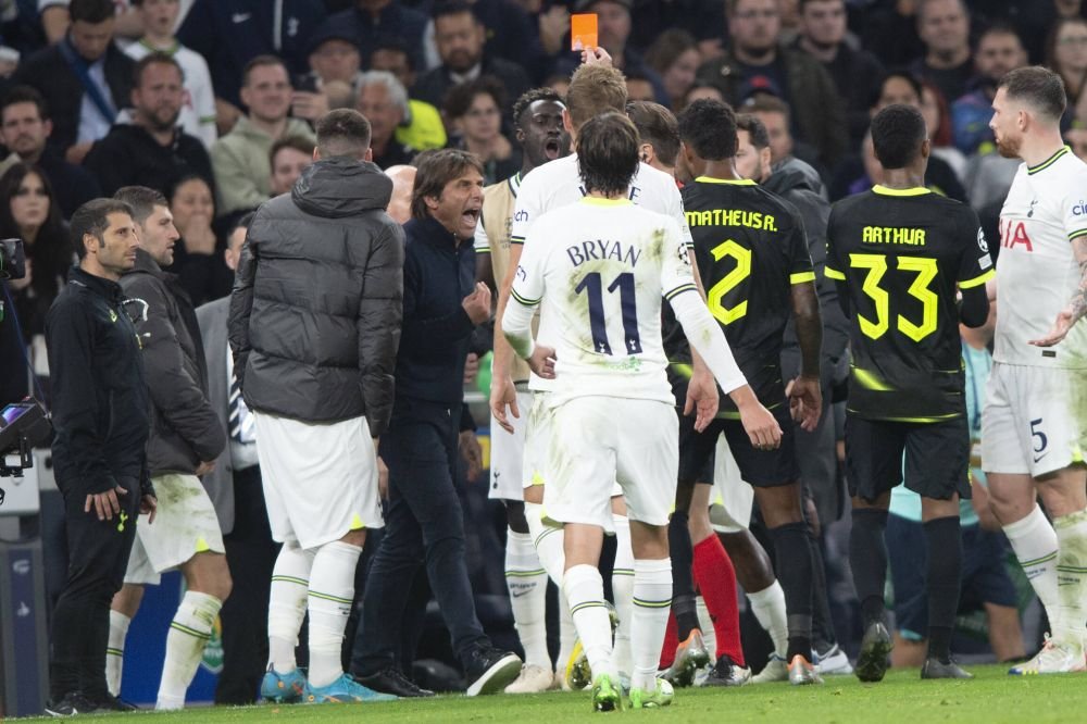 Criză de nervi a lui Antonio Conte în minutul 90+9, la Tottenham - Sporting: 