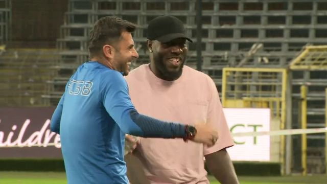 „Dică & Bizonescu” Harlem Gnohere nu și-a dat seama că e în direct și 'a comis-o' în timp ce vorbea cu antrenorul FCSB: „Am două familii!” _4