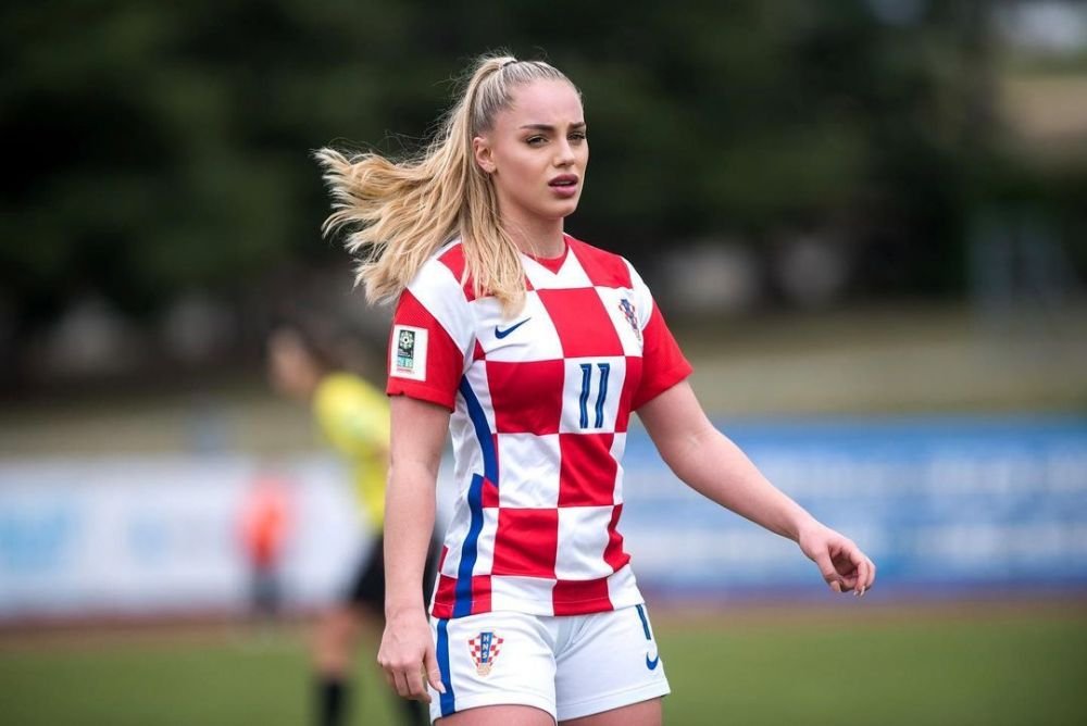 Ea a fost numită „cea mai frumoasă fotbalistă din lume”, dar nu vrea să i se spună că e sexy! Cum arată Ana Maria _14