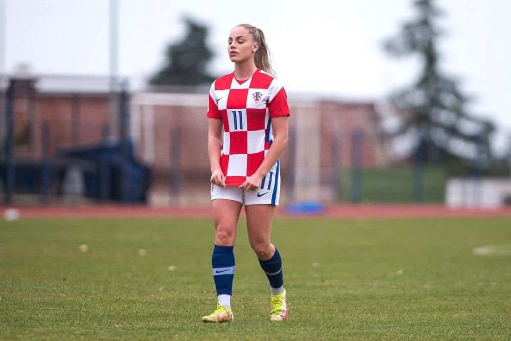 Ea a fost numită „cea mai frumoasă fotbalistă din lume”, dar nu vrea să i se spună că e sexy! Cum arată Ana Maria _15
