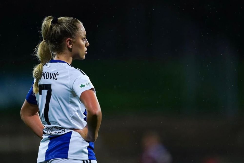 Ea a fost numită „cea mai frumoasă fotbalistă din lume”, dar nu vrea să i se spună că e sexy! Cum arată Ana Maria _53