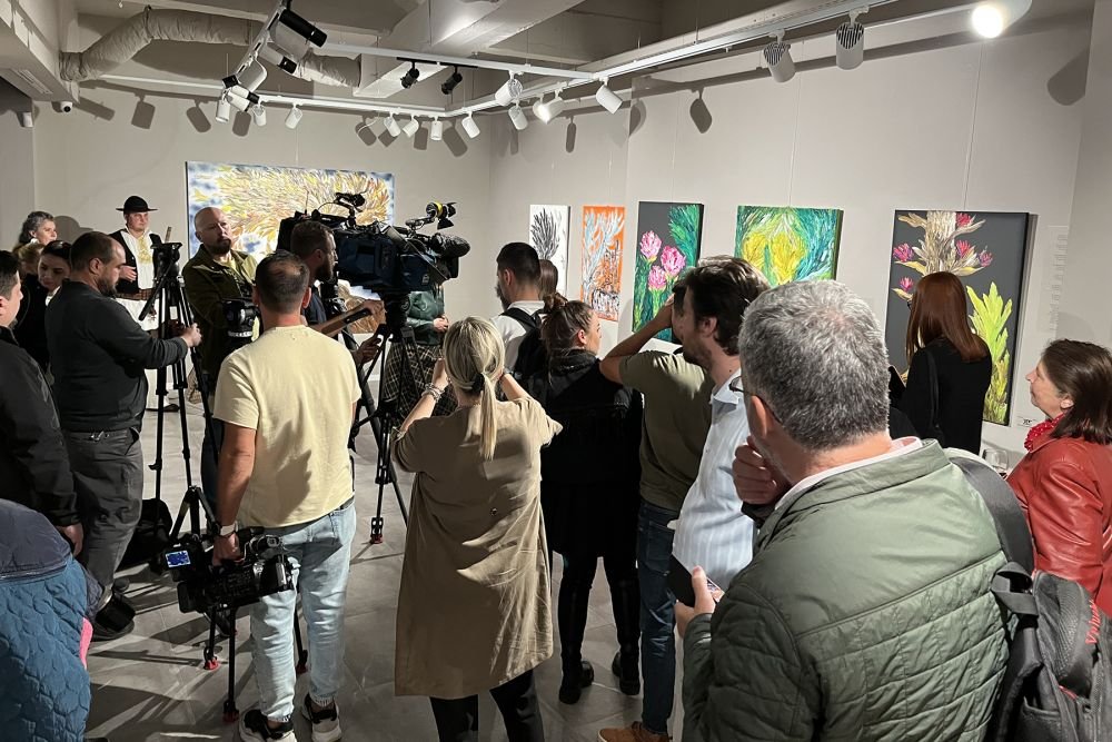 Kira Hagi și-a lansat o expoziție inedită de pictură. Ilie Dumitrescu a cumpărat un tablou de 1.000 de euro_2