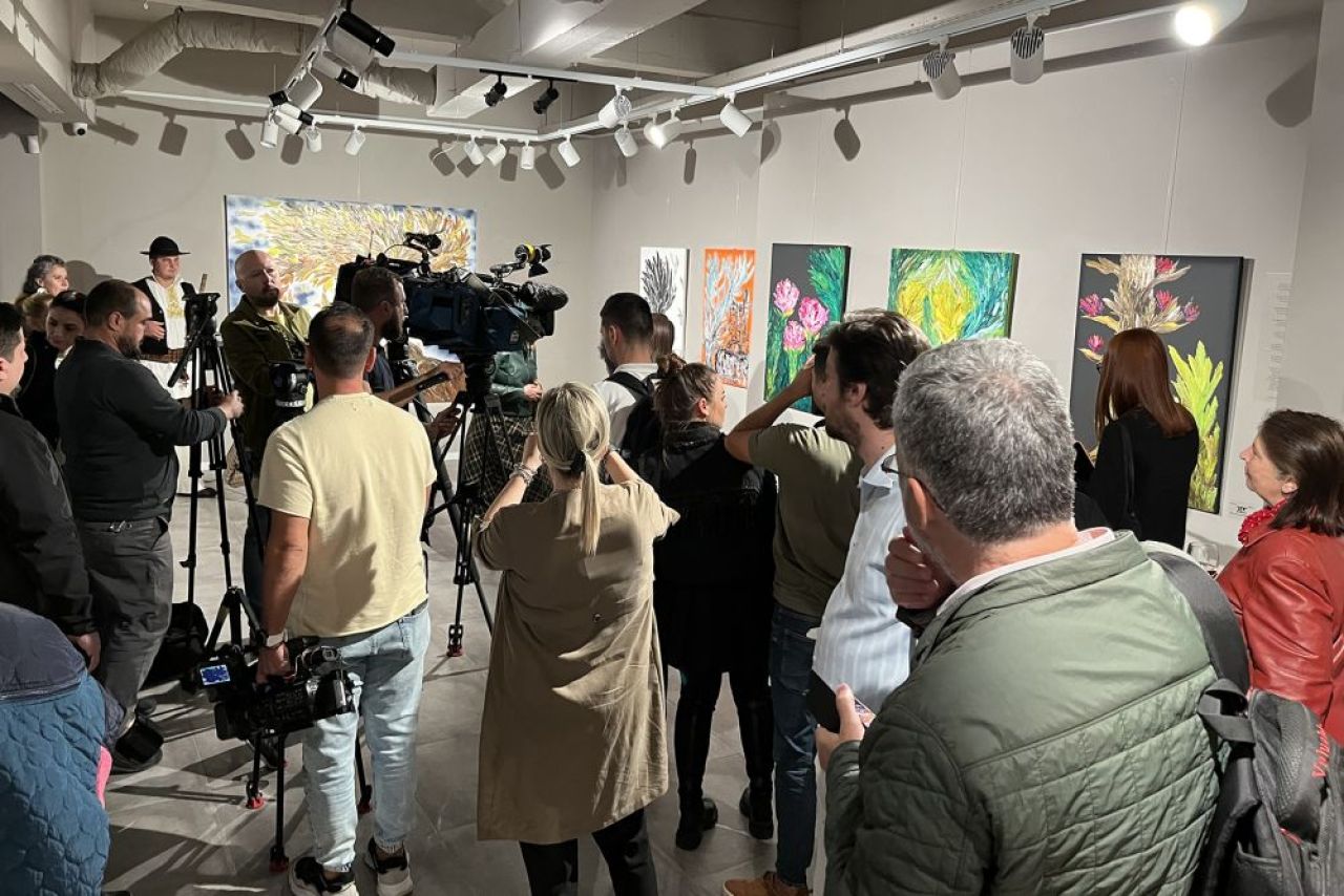 Kira Hagi și-a lansat o expoziție inedită de pictură. Ilie Dumitrescu a cumpărat un tablou de 1.000 de euro_2
