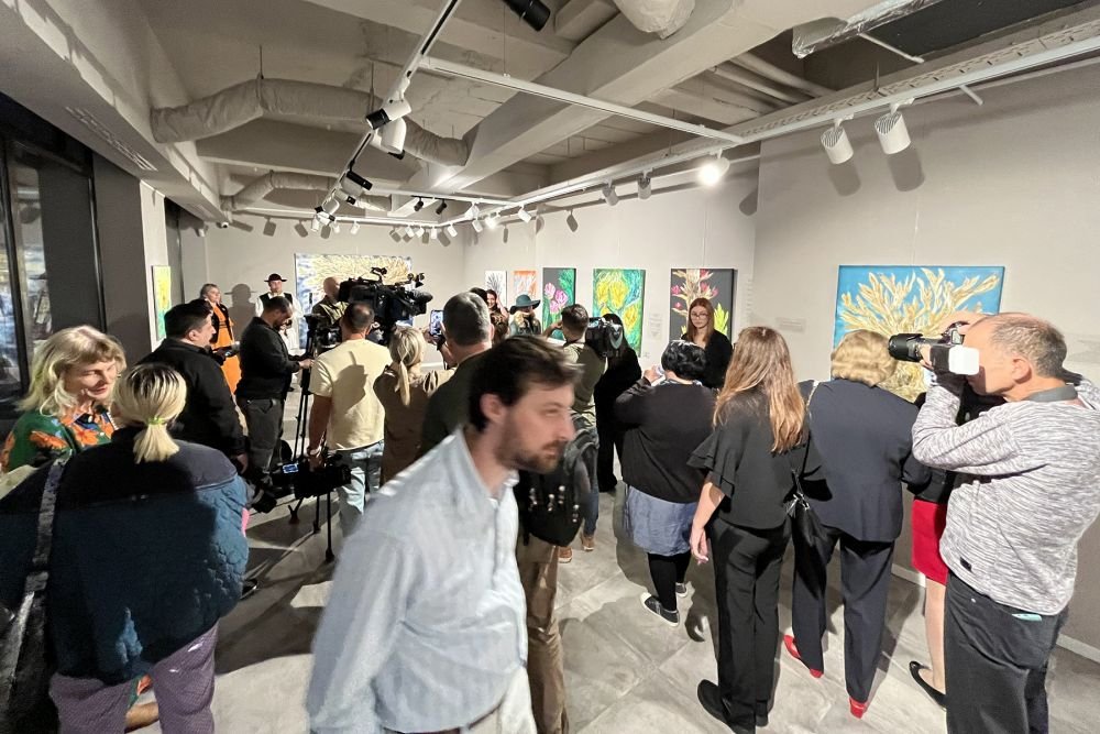 Kira Hagi și-a lansat o expoziție inedită de pictură. Ilie Dumitrescu a cumpărat un tablou de 1.000 de euro_3