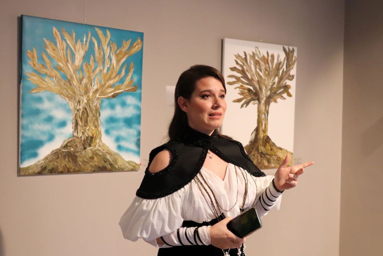 Kira Hagi și-a lansat o expoziție inedită de pictură. Ilie Dumitrescu a cumpărat un tablou de 1.000 de euro_17