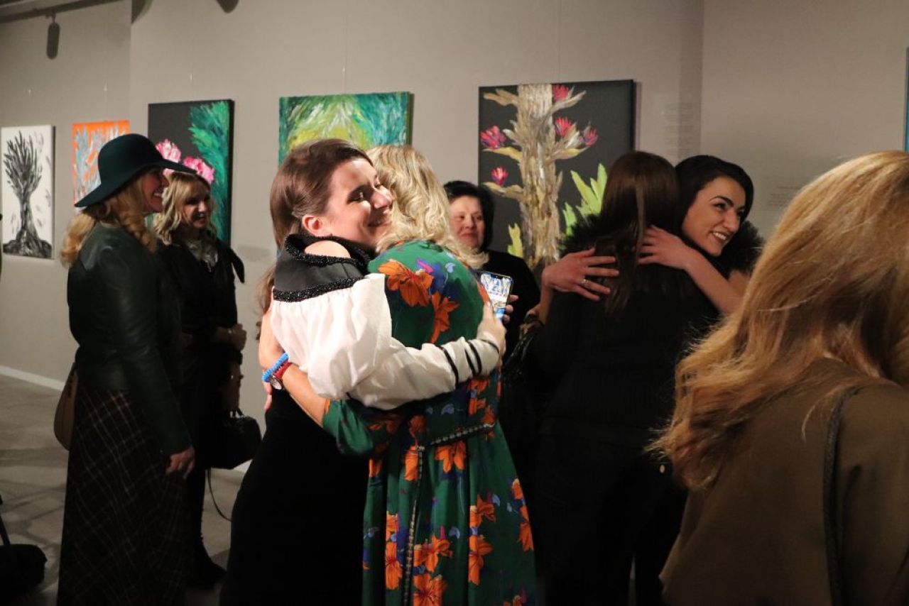 Kira Hagi și-a lansat o expoziție inedită de pictură. Ilie Dumitrescu a cumpărat un tablou de 1.000 de euro_42