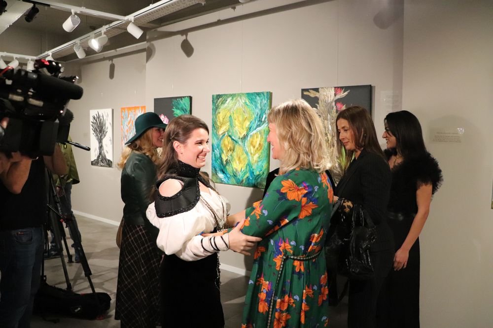 Kira Hagi și-a lansat o expoziție inedită de pictură. Ilie Dumitrescu a cumpărat un tablou de 1.000 de euro_43
