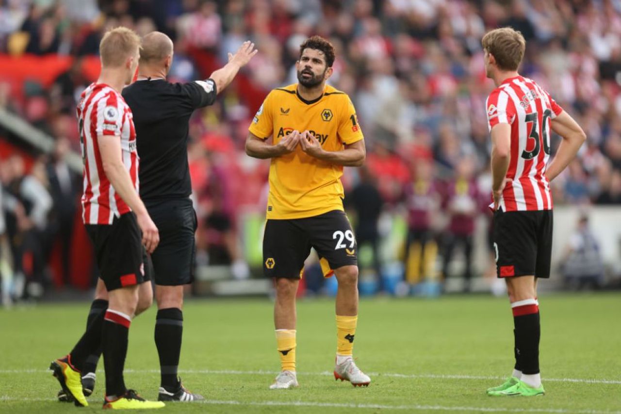 Diego ”Zidane” Costa! Brazilianul a fost eliminat după ce și-a lovit un adversar cu capul în Brentford - Wolves_3