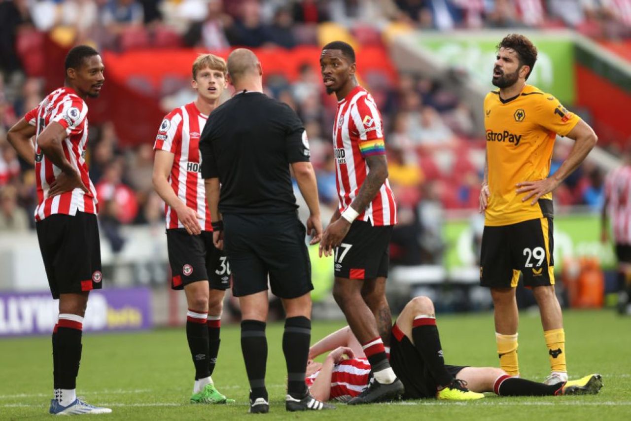 Diego ”Zidane” Costa! Brazilianul a fost eliminat după ce și-a lovit un adversar cu capul în Brentford - Wolves_5