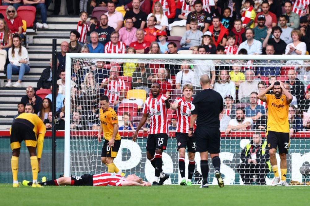 Diego ”Zidane” Costa! Brazilianul a fost eliminat după ce și-a lovit un adversar cu capul în Brentford - Wolves_6