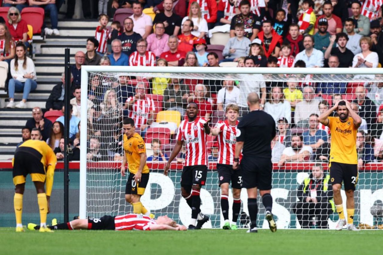 Diego ”Zidane” Costa! Brazilianul a fost eliminat după ce și-a lovit un adversar cu capul în Brentford - Wolves_6