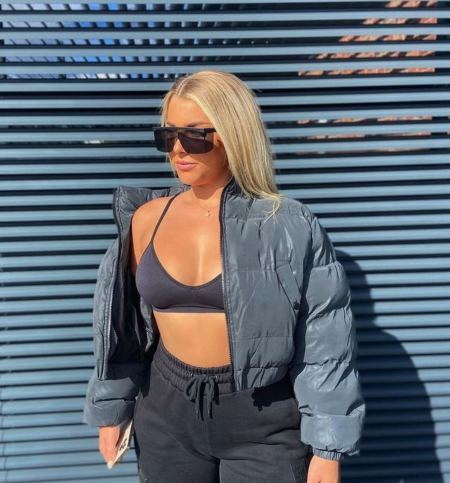 Fosta fotbalistă a revenit pe OnlyFans! Câștigă o avere cu ajutorul formelor sale _8