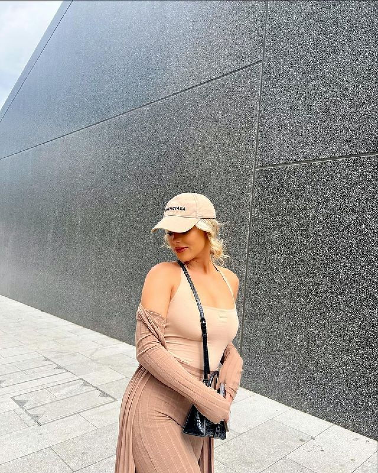 Fosta fotbalistă a revenit pe OnlyFans! Câștigă o avere cu ajutorul formelor sale _10