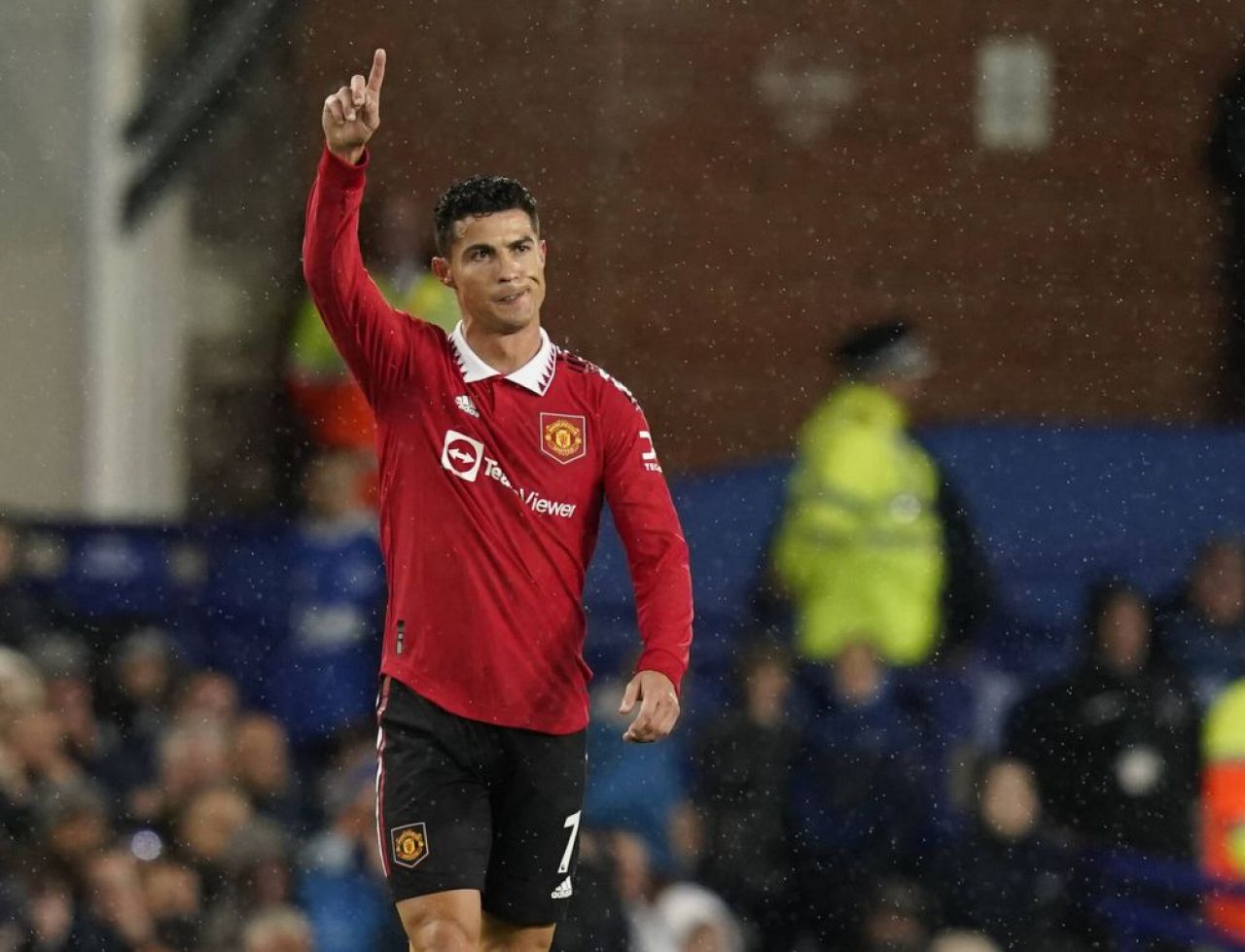 Ia-l de unde nu-i! Gary Neville, invizibil pentru Ronaldo după ce l-a criticat pe starul portughez_2