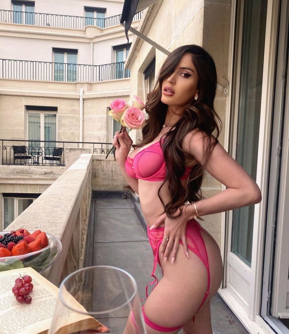 Fosta iubită a lui Neymar, cea mai sexy Scufiță Roșie de Halloween_31