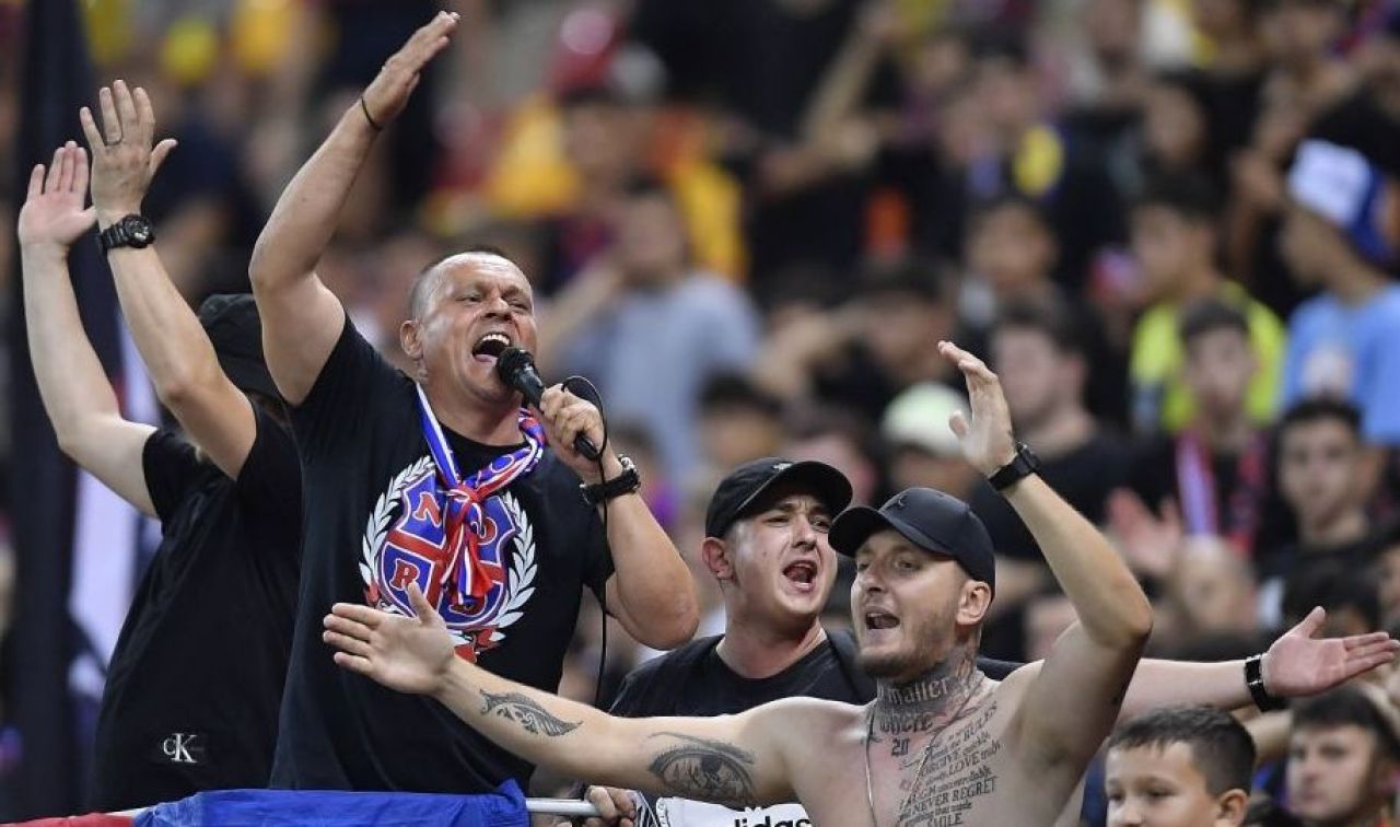 Pe locuri, fiți gata! Galeria FCSB a plecat spre Giulești! Unde s-au adăpostit suporterii de ploaie_1