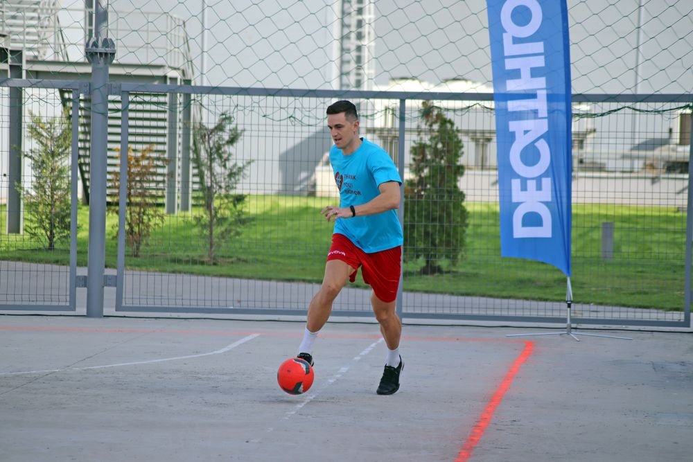 Fotbal ca-n curtea mall-ului! Belodedici, Gardoș, Coman și Varga au făcut spectacol pe ciment, la Obor_12
