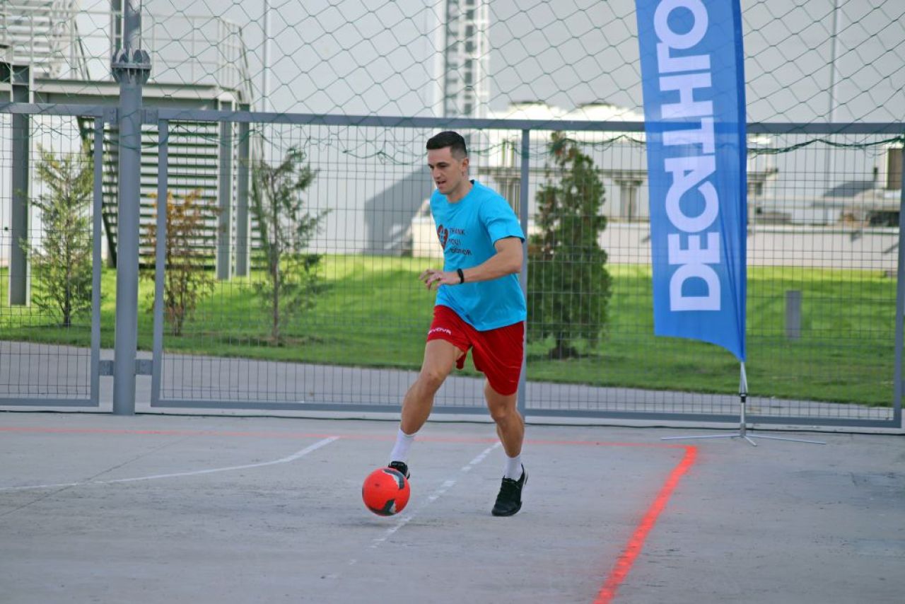 Fotbal ca-n curtea mall-ului! Belodedici, Gardoș, Coman și Varga au făcut spectacol pe ciment, la Obor_12