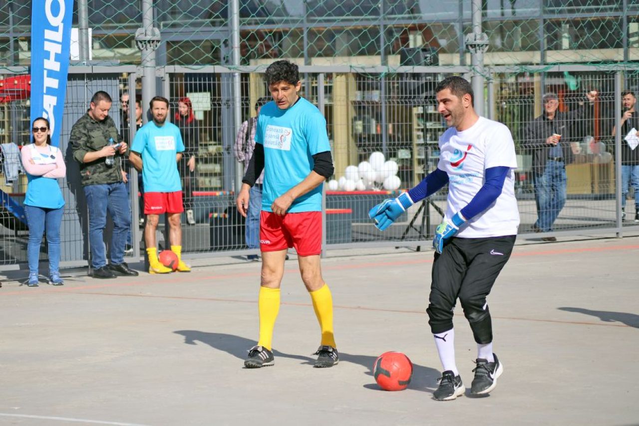 Fotbal ca-n curtea mall-ului! Belodedici, Gardoș, Coman și Varga au făcut spectacol pe ciment, la Obor_23