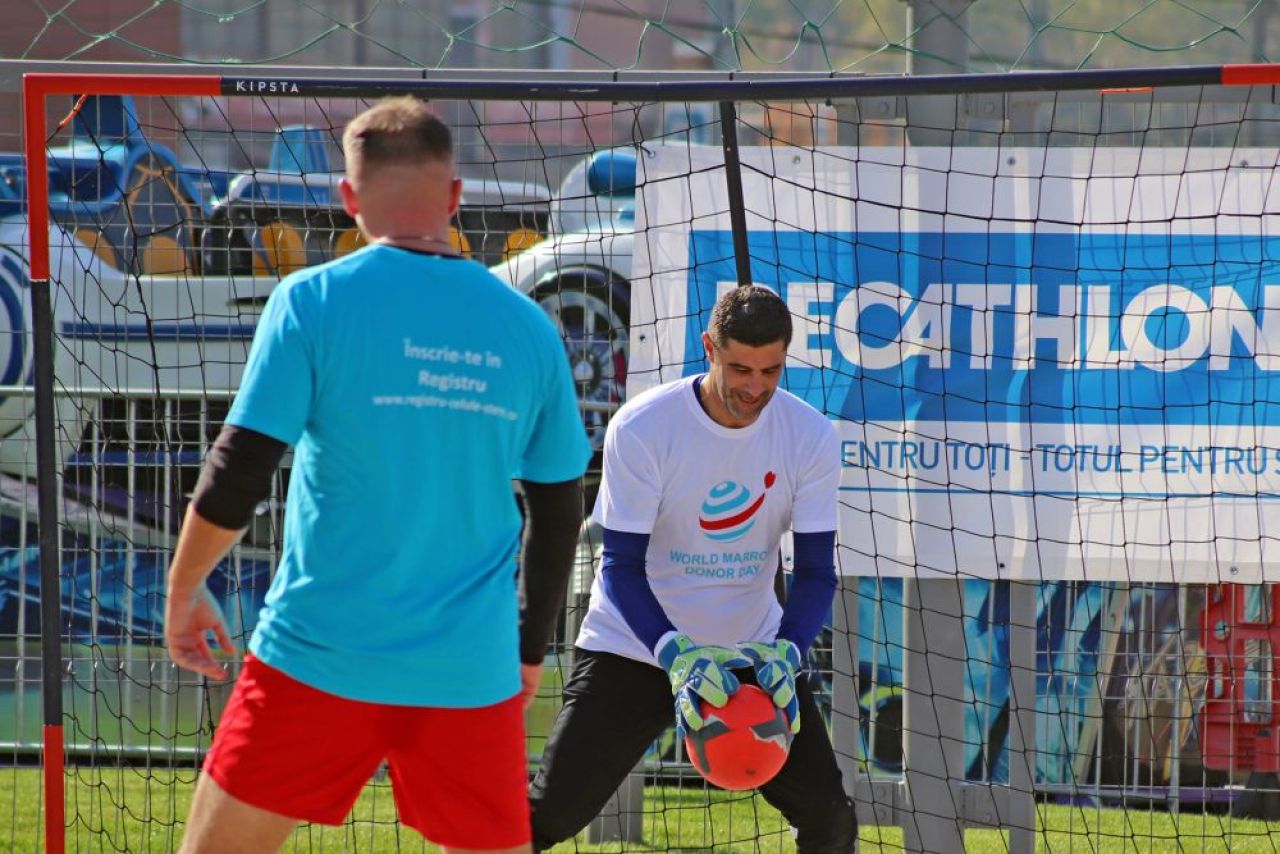 Fotbal ca-n curtea mall-ului! Belodedici, Gardoș, Coman și Varga au făcut spectacol pe ciment, la Obor_30