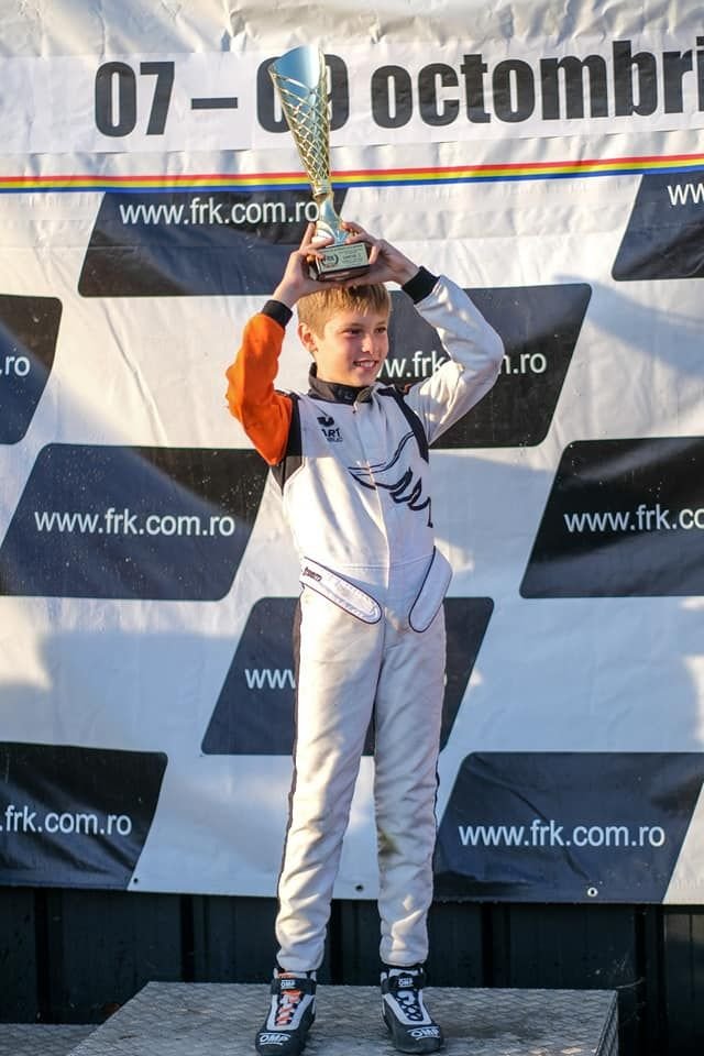 La 12 ani, Cristian Velciu e dublu campion național de karting. 