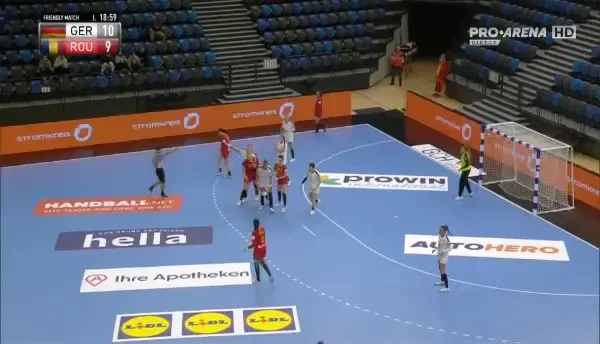 Faultată dur, Crina Pintea s-a enervat &icirc;n prima repriză a meciului Rom&acirc;nia - Germania