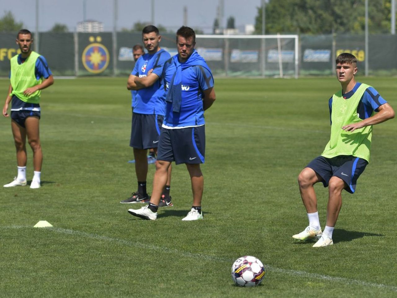 Antrenor 'ales' de jucători la FCSB?! Nume-surpriză al lui MM Stoica: „A urlat la Gnohere, el s-a întors scoțând flăcări, i-a zis: 'Ce te uiți, mă?' Imediat s-a repliat!” _11