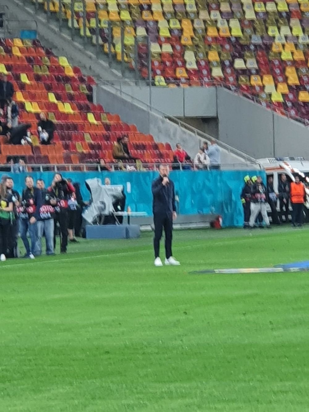 Două episoade cu Mihai Stoica la FCSB - West Ham: englezii nu l-au lăsat să vorbească la microfon + a trimis un steward la Mustață_2