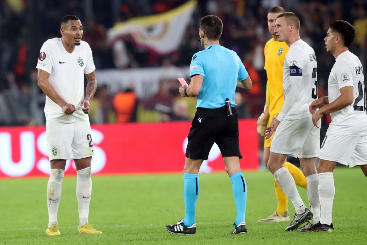 Imagini șocante! Starul lui AS Roma, călcat de un adversar pe gât și față în timpul meciului din Europa League _1