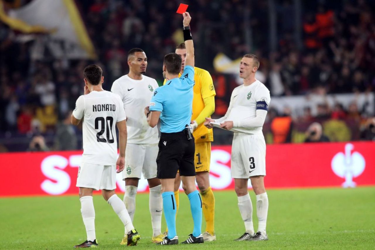 Imagini șocante! Starul lui AS Roma, călcat de un adversar pe gât și față în timpul meciului din Europa League _2