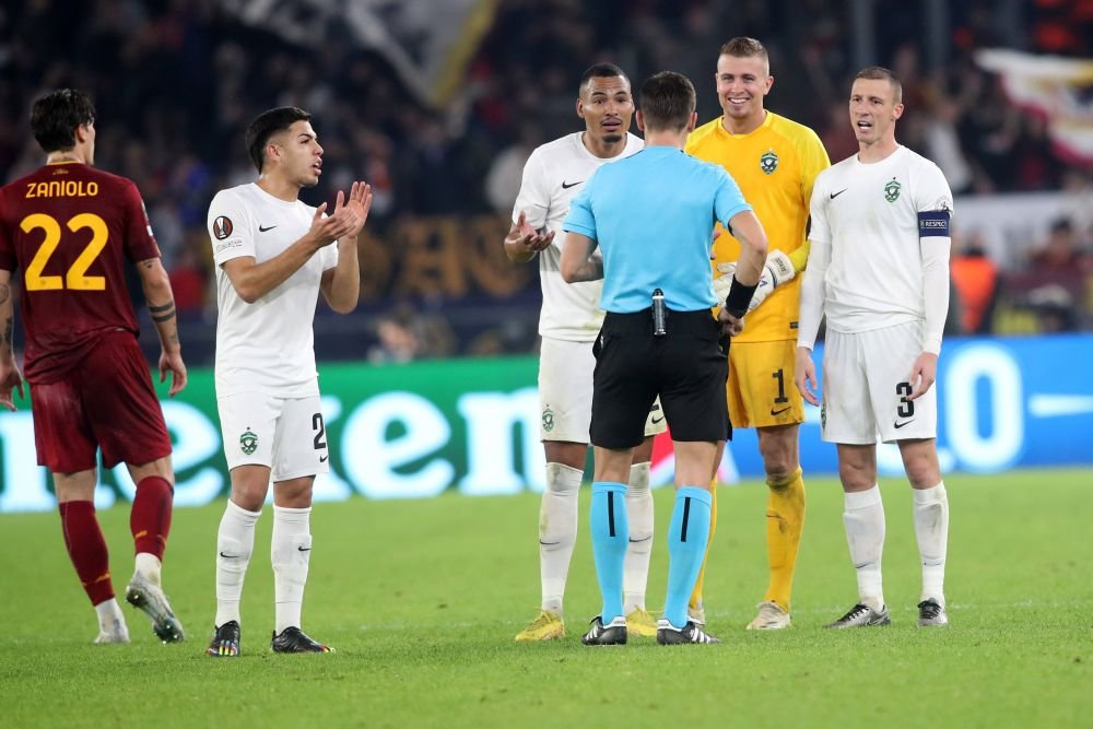 Imagini șocante! Starul lui AS Roma, călcat de un adversar pe gât și față în timpul meciului din Europa League _3