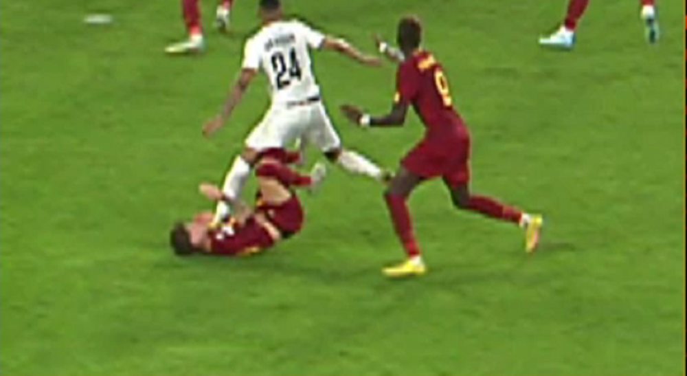 Imagini șocante! Starul lui AS Roma, călcat de un adversar pe gât și față în timpul meciului din Europa League _4