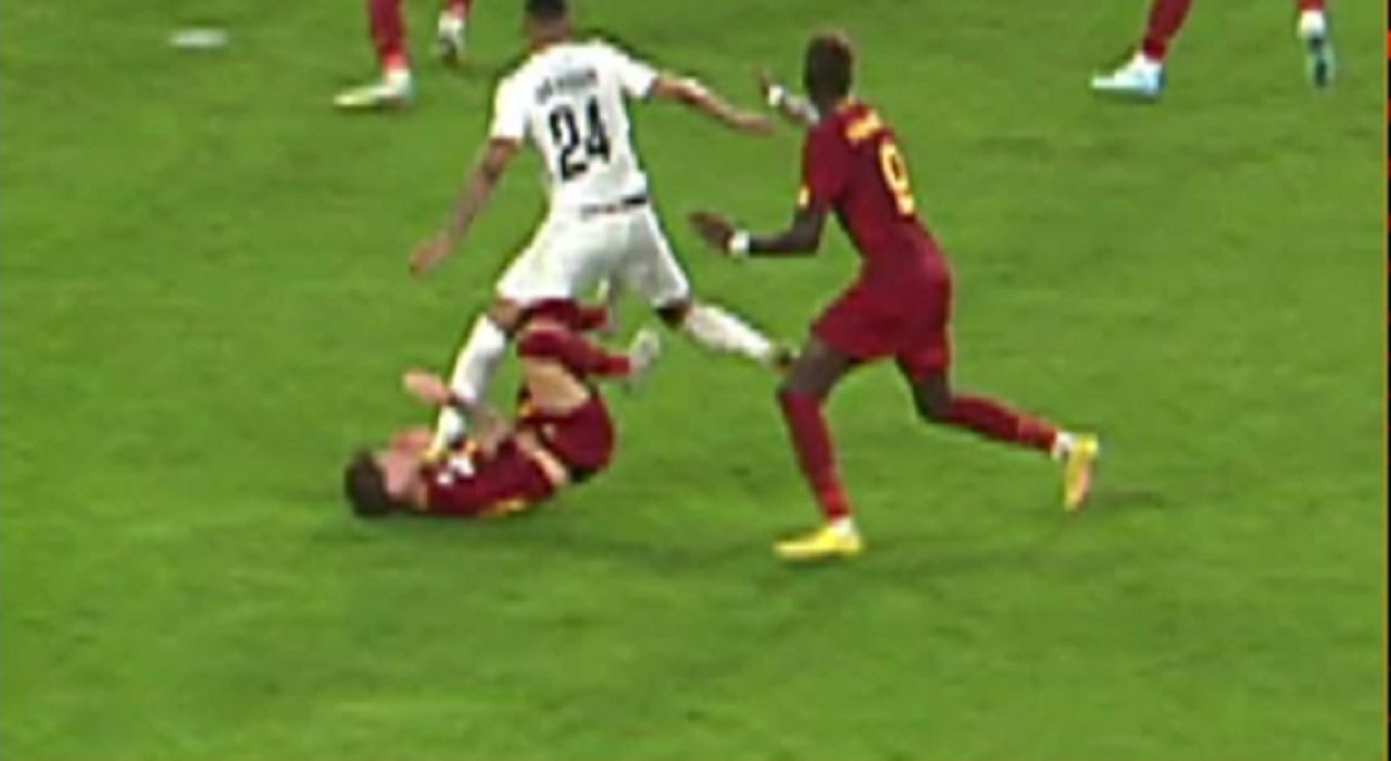 Imagini șocante! Starul lui AS Roma, călcat de un adversar pe gât și față în timpul meciului din Europa League _4