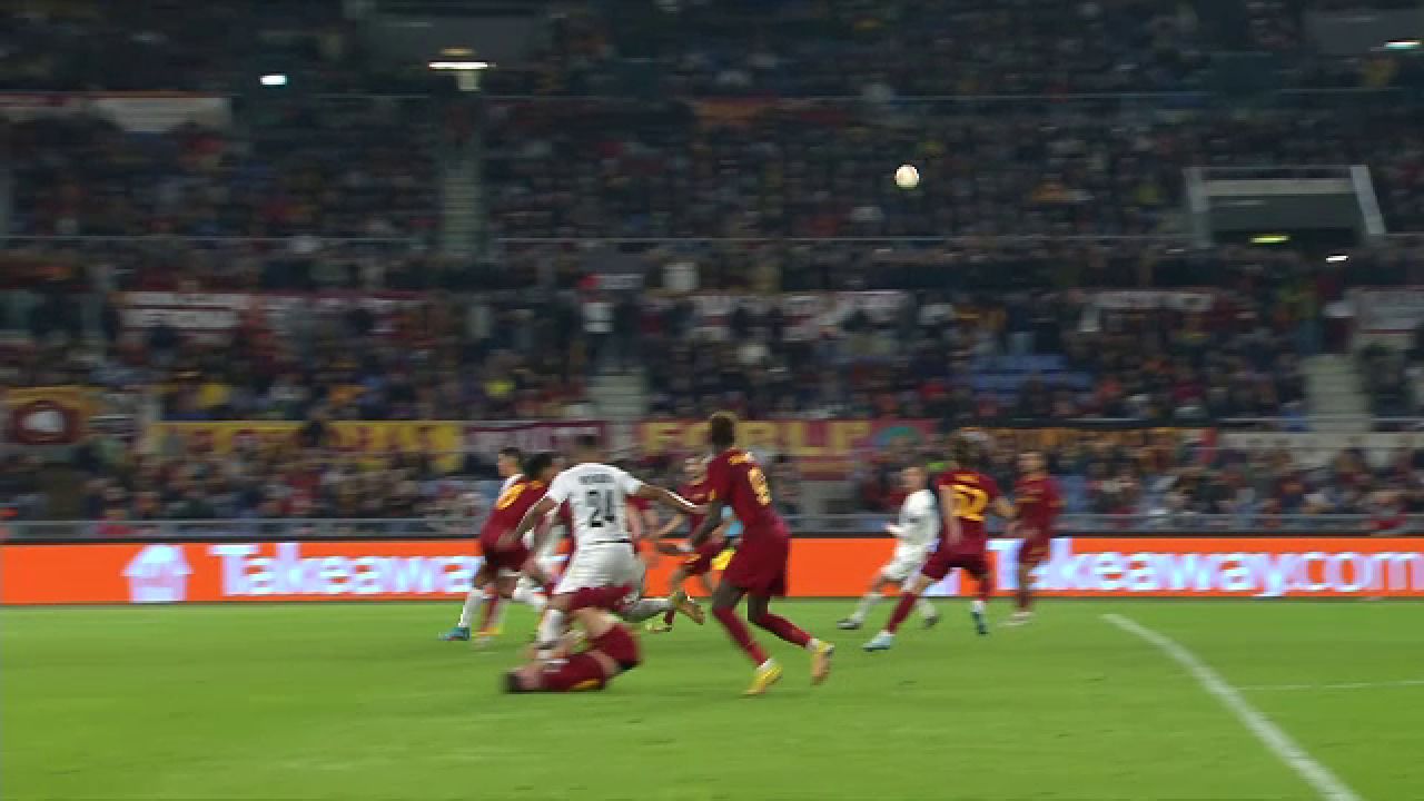 Imagini șocante! Starul lui AS Roma, călcat de un adversar pe gât și față în timpul meciului din Europa League _5